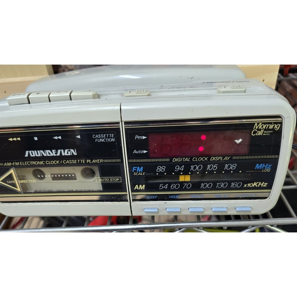Soundesign AM/FM Electronic Clock Cassette Player Telephone Powers on For Parts